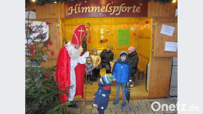 Beim Besuch der Himmelspforte fragt Bischof Nikolaus die Kinder, ob sie ihre Briefe an das Christkind schon abgegeben haben. Bild: bij