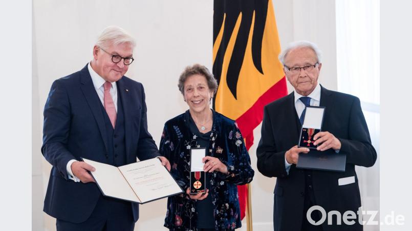 Bundespräsident Frank-Walter Steinmeier verleiht an Alexander Nesanel Fried (rechts) und Dorothea Woiczechowski-Fried aus Tirschenreuth Bundesverdienstkreuz und Bundesverdienstmedaille. Bild: Bernd von Jutrczenka/dpa