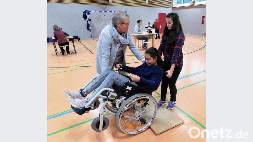 Alle in der Schule durchgeführten Experimente verdeutlichen eindringlich die Probleme und Herausforderungen einer Behinderung. Bild: cr