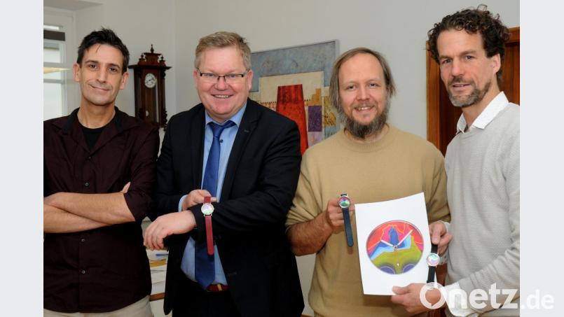 Marcus Trepesch (links) gestaltete das erste Modell der Amberger Stadtuhr vor zwei Jahren, jetzt stammen die Ideen zur aktuellen Auflage von Johann Sturcz (Zweiter von rechts). Oberbürgermeister Michael Cerny (Zweiter von links) und Goldschmied Sebastian von der Recke (rechts) freuen sich über das gelungene Ergebnis. Bild: Stephan Huber