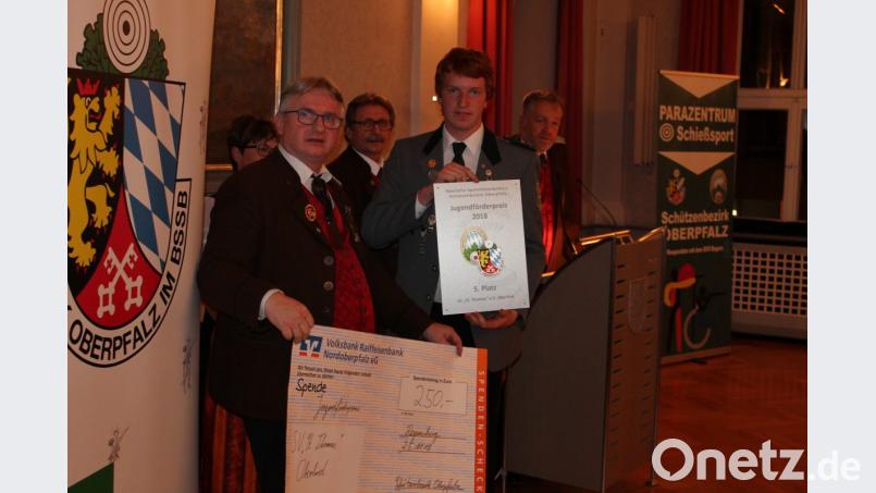 Jugendsportleiter Vinzenz Kellner (Dritter von links) nimmt in Regensburg die Auszeichnung für die Oberlinder Schützen entgegen. Bild: exb