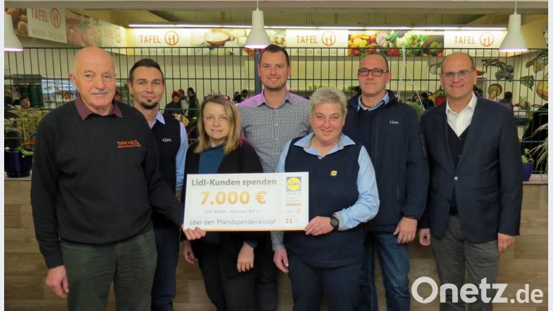 Zusammen mit Lidl-Geschäftsführer Matthias Martin (rechts), Verkaufsleiter Michael Weidhaas (Mitte) sowie den drei Weidener Filialleitern erhielten Tafel-Vorsitzender Josef Gebhardt (links) und Kassiererin Gabriele Glaubitz (Dritte von links) den Spendenscheck in Höhe von 7000 Euro für die Kühleinrichtung des neuen Tafel-Abholfahrzeuges. Bild: Dobmeier