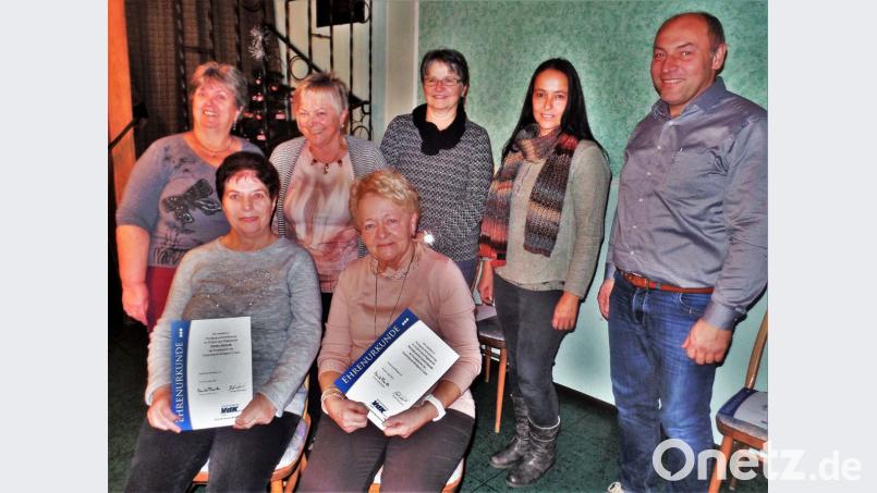 Gisela Müller wird für 20 Jahre Treue zum VdK geehrt, Wilhelmina Lindthaler für 25 Jahre (sitzend, von links). Kassierin Manuela Lauer, zweite Vorsitzende Gerda Zimmermann, Frauenbeauftragte Erika Luber und Bezirksbeauftragte Carola Brust nehmen mit stellvertretendem Bürgermeister Gerhard List die Ehrungen vor (hinten, von links) Bild: jml