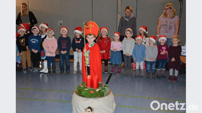 Voll besetzt präsentierte sich die Schulturnhalle bei der Adventfeier des Kinderhauses „Mutter vom guten Rat“. Auch ein kleiner Nikolaus war dabei. Bild: jr