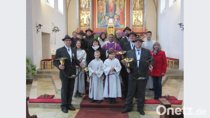 Pater James (Bildmitte) freute sich über die schöne Bläsermesse beim Adventsgottesdienst. Vorne links steht Hornmeister Ely Eibisch. Bild: jzk