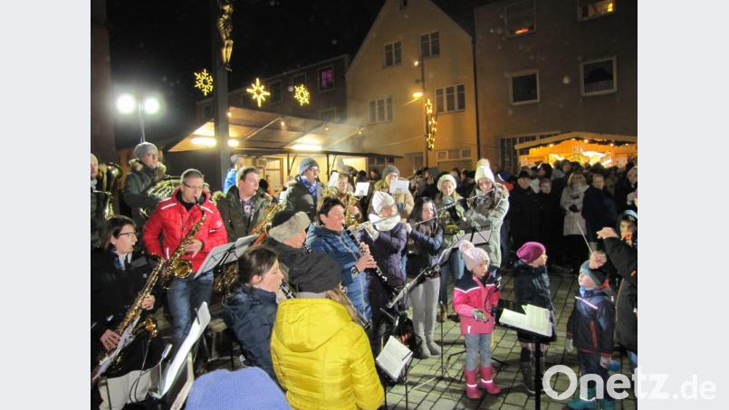 Mit musikalischen Darbietungen stimmt der Musikzug beim Hirschauer Weihnachtsmarkt auf die Adventszeit ein. Bild: bij