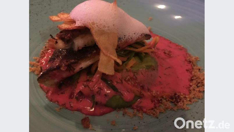 Filet vom Wolfsbarsch mit Bohne, Vanille, Speck und Kartoffelchips. Bild: san