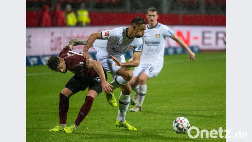 Leverkusens Karim Bellarabi (Mitte) spielt Club-Verteidiger Tim Leibold aus. Die Partie endete 1:1. 	B Bild: Nicolas Armer/dpa