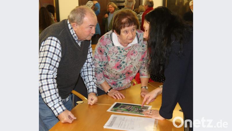 Ein Paradebeispiel schneller und unkomplizierter Kommunalpolitik: Das Ehepaar beantragte einen Behälter für Streugut im Neubaugebiet in Siebeneichen. Noch auf der Versammlung erhielten sie einen positiven Bescheid und legten mit Stadtbaumeisterin Petra Schöllhorn den Standort fest. Bild: mfh