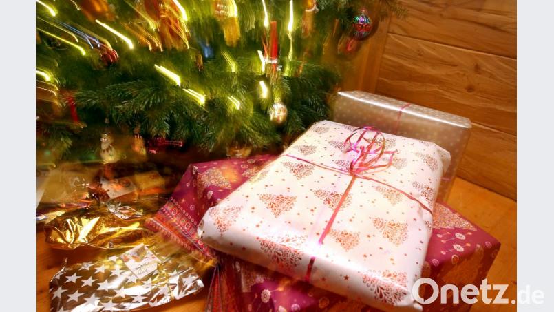 Weihnachtsgeschenke liegen unter einem geschmücktem Christbaum. Die Frage ist nur: Was soll man sich wünschen? Bild: Karl-Josef Hildenbrand/dpa