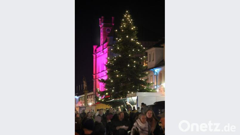 Zum 15. Mal bittet der KEM-Verband diesen Freitag zum Candlelight-Shopping in der Kemnather Innenstadt. Bild: stg