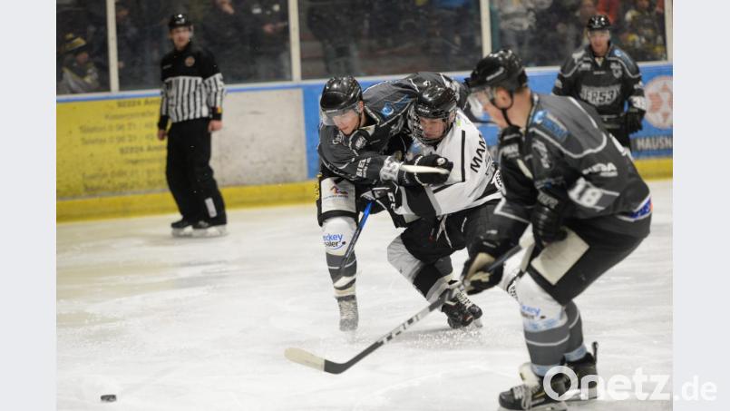 Auf mächtig Gegenwehr muss sich der ERSC Amberg (dunkle Trikots, links Lukas Salinger, vorne rechts Bernhard Keil) im Heimspiel gegen den ESC Vilshofen einstellen. Das Hinspiel vor zwei Wochen wurde in der Verlängerung entschieden. Bild: brü