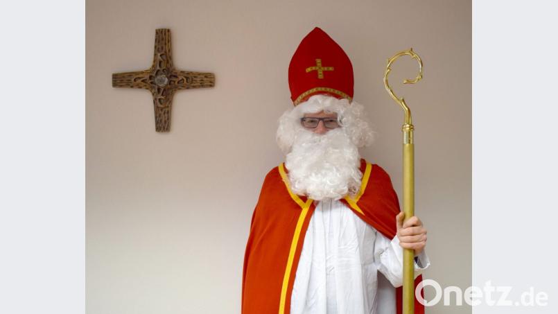 Der heilige Nikolaus findet, Kinder und Erwachsene sollten sich mehr auf das eigentliche große Geschenk der Weihnachtszeit besinnen: Die Geburt von Jesus. Bild: Konrad