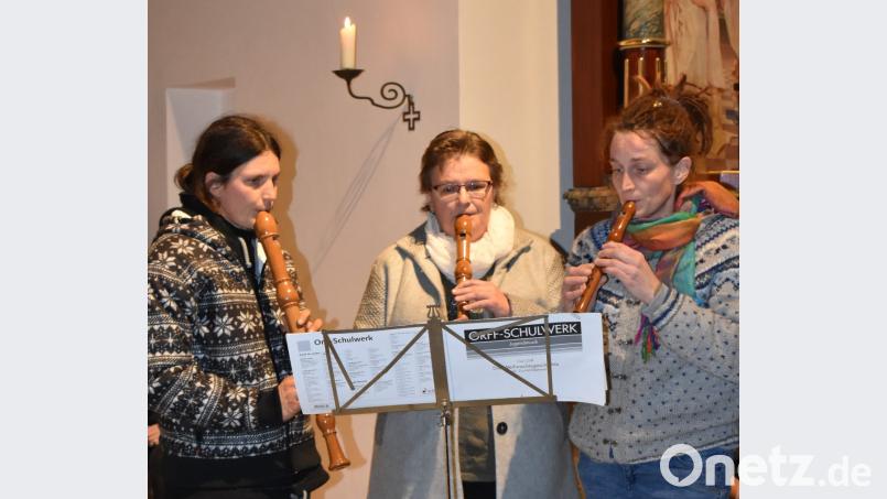 Das Adventsingen in der Hüttener Josefskirche rund um den Chor "ChorAlle!" hatte das Motto: "Sternenzauber im Advent". Bild: rgr