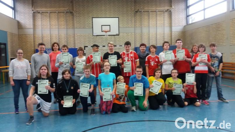Stolz präsentieren nicht nur die Bezirkssieger, sondern alle Teilnehme beim Tischtennisbezirksturnier der Förderschulen ihre Urkunden und Medaillen. Bild: grm