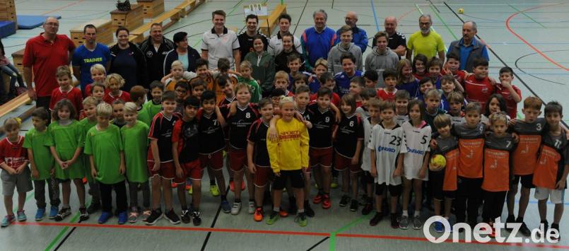 Nur während des Spiels sind sie Gegner – danach sind die Handballer aus den Grundschulen Freunde, die Spaß am Sport haben. Bild: gf