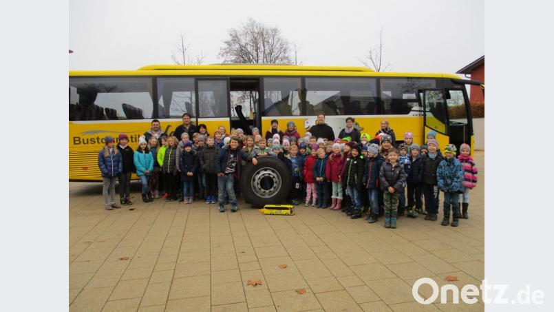Das beauftragte Busunternehmen zur Beförderung der Schüler für die Grundschulen in Dürnsricht und Rottendorf der Gemeinde Fensterbach führte die Gefahren für den Schulbusbetrieb realitätsnah vor Augen. Bild: ohr