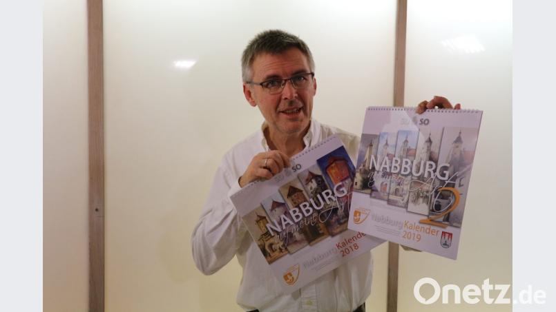 Heimatpfleger Raphael Haubelt präsentiert den neuen Nabburg-Kalender. Bild: aub