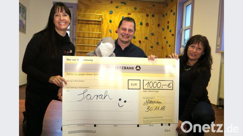 Sylvia Schneider-Kober (rechts) und Gisela Simeth (links) überreichten Daniel Jobst (Mitte) einen Scheck über 1000 Euro Bild: Hirsch