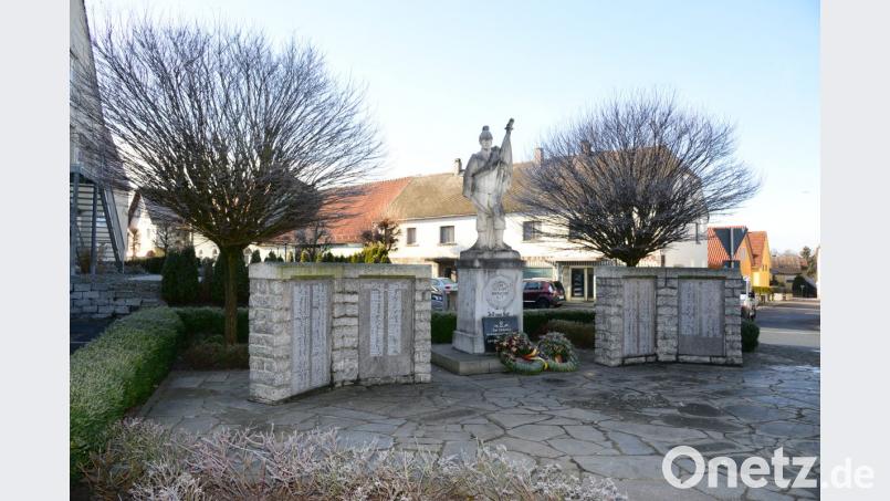 Im Zuge der Neugestaltung des Tillyplatzes erhält auch das Kriegerdenkmal wieder neuen Glanz. So werden neben anderen Arbeiten auch die Namen der Gefallenen und Vermissten wieder besser sichtbar gemacht. Bild: bey