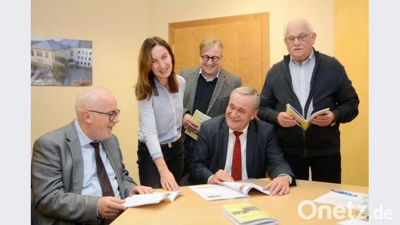 Lieber in den Englischkurs oder ins Literaturcafé? Senioren haben im Maria-Seltmann-Haus die Qual der Wahl wissen (von links) Hermann Hubmann, Susanne Meichner, Wolfgang Hohlmeier, Oberbürgermeister Kurt Seggewiß und Alfons Heidingsfelder. Bild: Gabi Schönberger