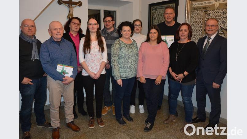 Ehrung der Preisträger des Konnersreuther Fotowettbewerbs: Im Bild von links Stefan Weiß, Ewald Weber, Maria-Magdalena Stöckert, Melanie Burger, Gerold Hoschopf, Karin Hecht, Anna Pflaum, Michaela Zinnecker, Robert Christ und Kerstin Wirnitzer sowie Bürgermeister Max Bindl. Bild: jr
