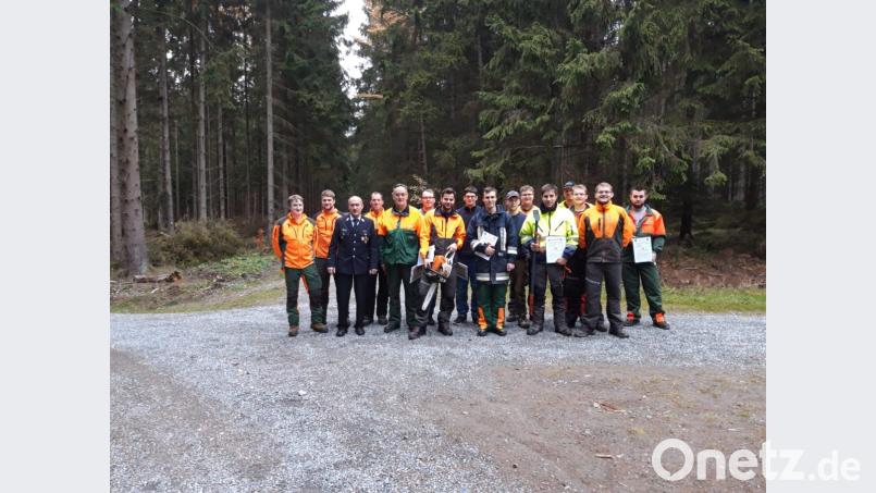 Die Teilnehmer des Motorsägenkurses der Feuerwehr in Siegritz mit (von links) Korbinian Scherm, Philipp Stock sowie den Kreisbrandmeistern Herbert Thurm und Peter Prechtl. Bild: njn