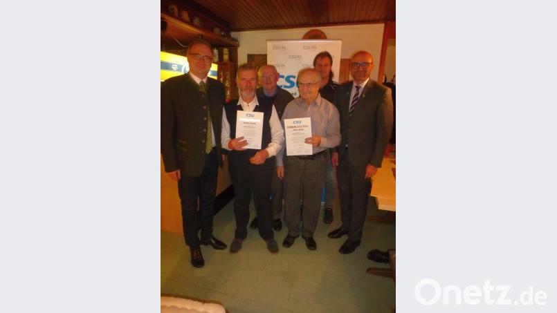 Zahlreiche Mitglieder des Ortsverbandes wurden für ihre langjährige Treue zur CSU ausgezeichnet. Bild: mad