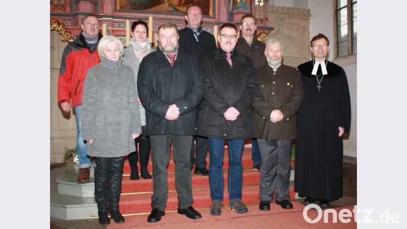 Es zeigt die ausgeschiedenen Kirchenvorsteher mit dem Dekan vorne von links: Sieglinde Treml, Rainer Radies, Gerhard Betz, Hans Rübl, und Dekan Dr. Wenrich Slenczka. Hinten von links: Lothar Löw, Ulrike Lempert, Manfred Höllerer, Klaus Würner. Bild: lk