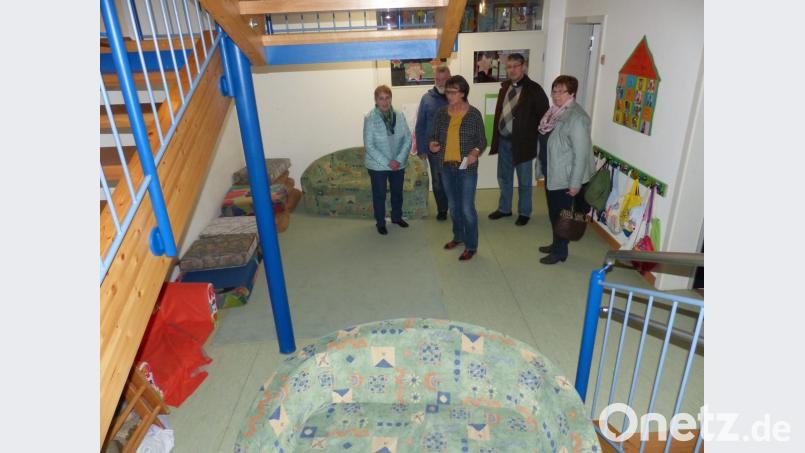 Veronika Rupprecht (Mitte) zeigt den Spendern und ihren Empfänger Renate Kraus, Pfarrer Adam Nieciecki, Hubert Zitzmann und Gretl Woppmann (von rechts) wie nötig die Anschaffung einer neuer Kuschelecke sei. Bild: sl