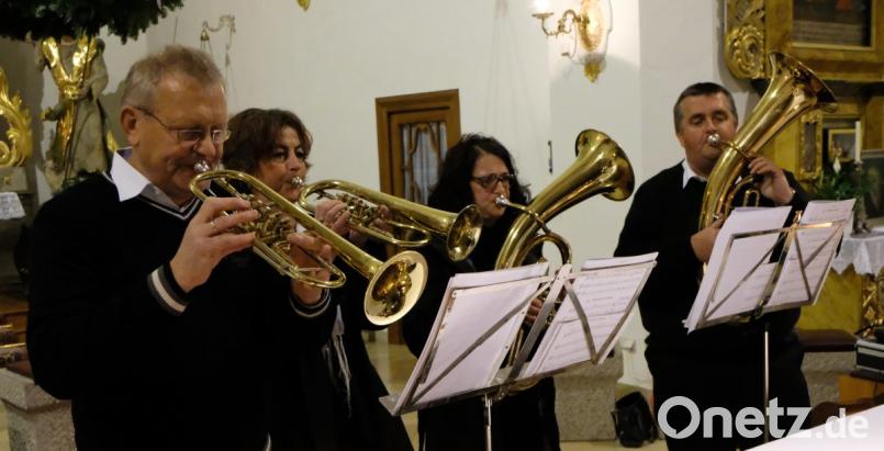 Mit "Gott griaß enk Leut’n" begrüßen die Bläser der Stadtkapelle Pleystein die Besucher zum Adventssingen der Volksbank-Raiffeisenbank Nordoberpfalz in der katholischen Kirche. Bild: le