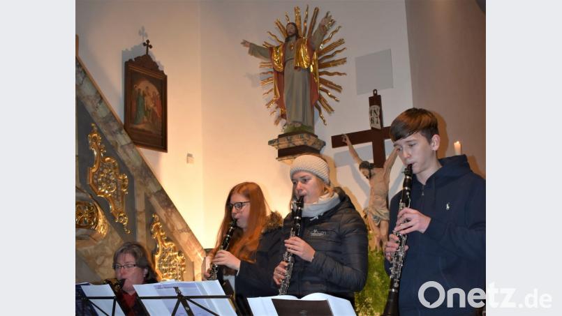 Das Adventsingen in der Hüttener Josefskirche rund um den Chor "ChorAlle!" hatte das Motto: "Sternenzauber im Advent". Bild: rgr