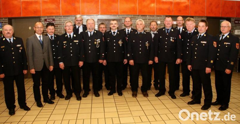 Für ihre langjährige Unterstützung wurden zahlreiche Kommandanten und deren Stellvertreter von KBR Andreas Wührl und stellvertretendem Landrat Dr. Alfred Scheidler (von links) ausgezeichnet. Bild: wro