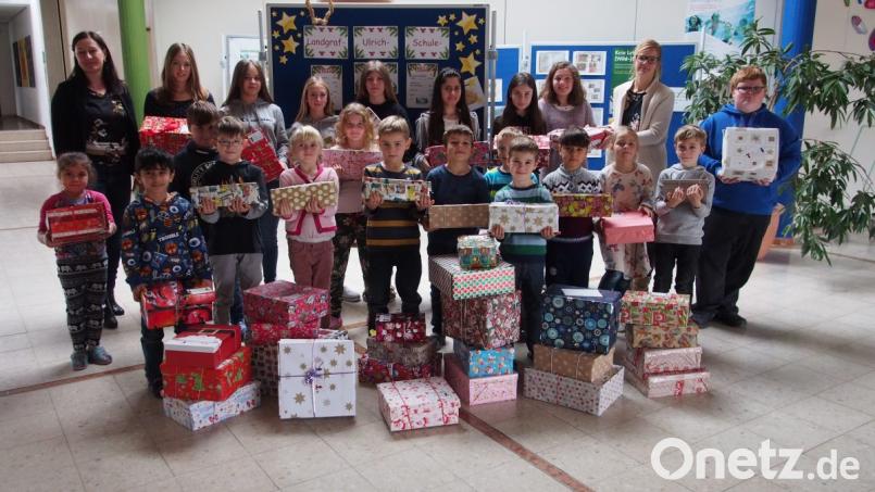Einen ganzen Stapel Geschenke mit Herz haben die Schüler der Landgraf-Ulrich--Schule für Kinder in ärmeren Regionen gepackt, damit auch dort das Christkind kommt. Bild: bnr