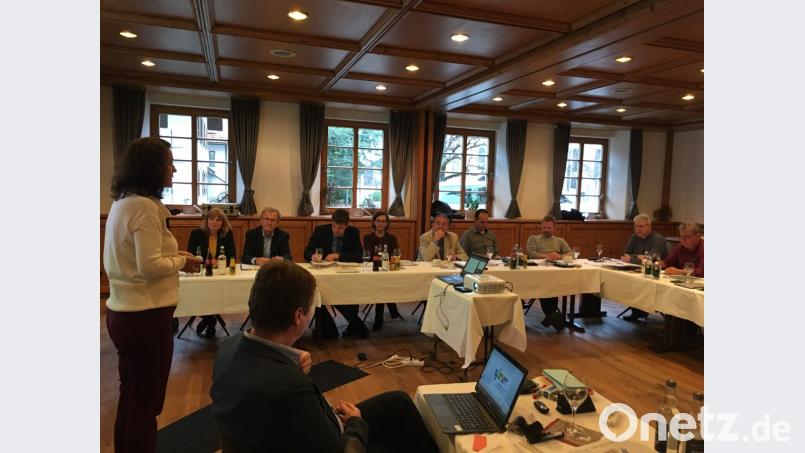 Sabine Hafner (stehend) und Manfred Miosga (beide KlimaKom eG) moderierten die AOVE-Klausurtagung im Oberallgäu. Bild: Dr. Nina Hehn