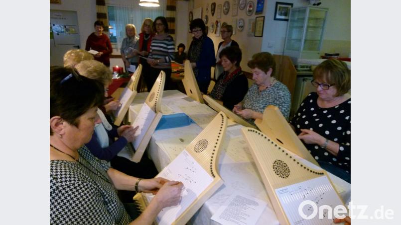 Die Veeh-Harfen-Gruppe des Frauenbundes stimmt auf den Advent ein. Bild: rn