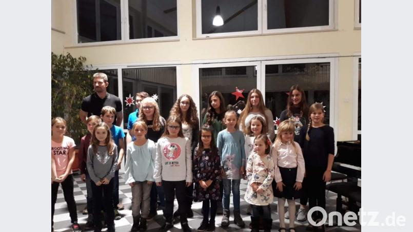 Musiklehrer Markus Zaus (hinten links) kann mit den Leistungen seiner Schüler beim Konzert zufrieden sein. Bild: jzk