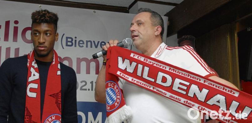 Fanclub-Vorsitzender Marcus Fritsch (rechts) ernannte Kingsley Coman zum Ehrenmitglied. Der Franzose war am Sonntag in Wildenau. Bild: gb