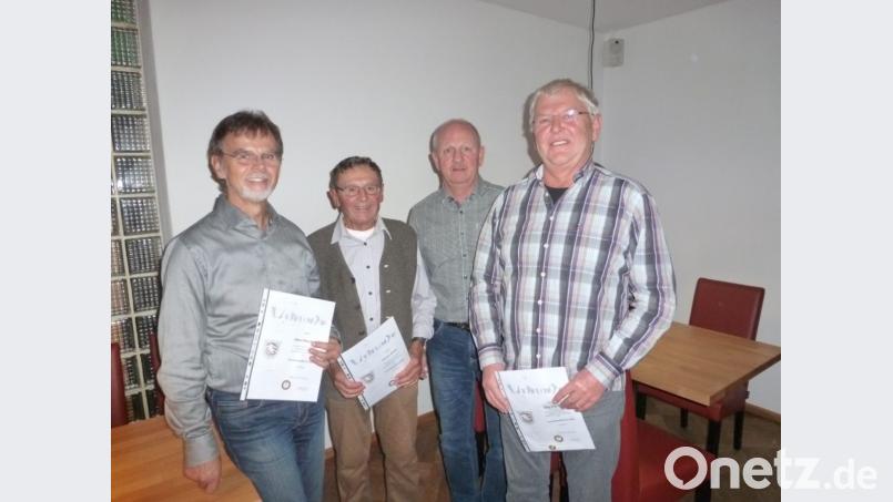 Vorsitzender Wolfgang Kühn (Zweiter von rechts) zeichnete die langjährigen Mitglieder Albert Bruckner, Werner Kraus und Max Fischer (von links) mit Urkunden aus. 	Bild: Peter Obermeier/exb Bild: exb