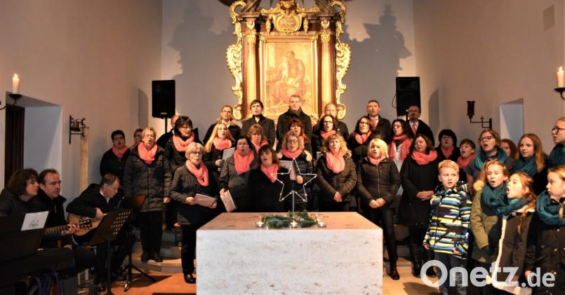 Das Adventsingen in der Hüttener Josefskirche rund um den Chor "ChorAlle!" hatte das Motto: "Sternenzauber im Advent". Bild: rgr