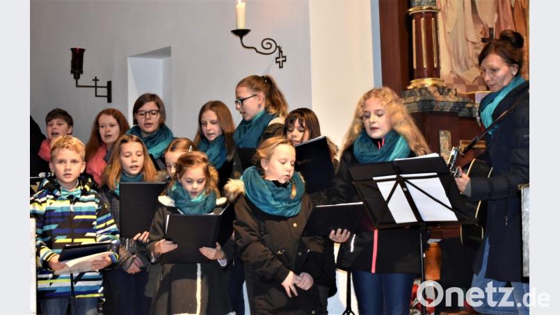 Das Adventsingen in der Hüttener Josefskirche rund um den Chor "ChorAlle!" hatte das Motto: "Sternenzauber im Advent". Bild: rgr