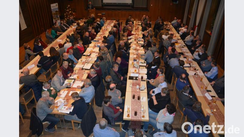 Blick von Oben in den Jugendheimsaal. Geschlossen stehen die zehn Kommunen der Ikom Stiftland hinter den erarbeiteten Ergebnissen und Projekten der Ikom Stiftland. Bild: jr