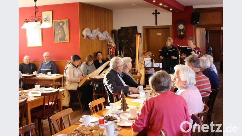 Aufmerksam lauschten die Senioren der Darbietung der Veeh-Harfengruppe Guteneck. Bild: ema