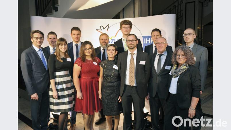 Ralf Kohl, Bereichsleiter Berufsbildung bei der IHK, und Ausbildungsberater Michael Surner (von links) mit Ostbayerns besten Azubis und ihren Ausbildern bei der Ehrung der bundesbesten Absolventen. Bild: DIHK / Michael Ebnerbeste