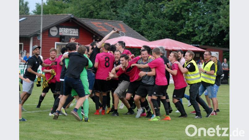 Der scheidende Tirschenreuther Trainer Udo Schnurrer inmitten einer Jubeltraube. Bild: gb