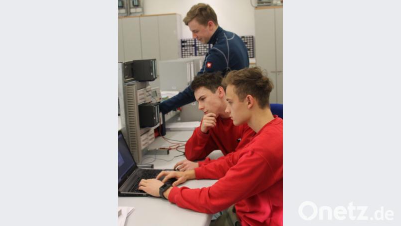 Für junge Leute wie hier für diese Azubis zum Fachinformatiker bei der TGW in Teunz bestehen glänzende Berufsaussichten. Bild: frd