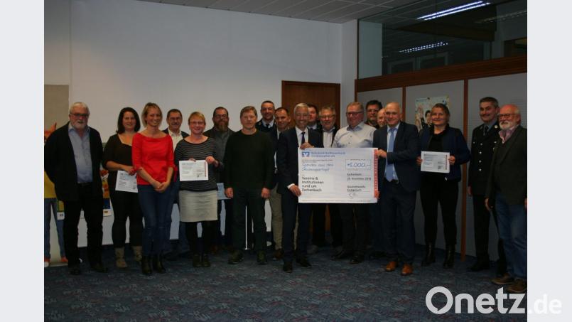 „Vereine und Institutionen rund um Eschenbach“, lautet der Titel des symbolischen Schecks über 5000 Euro, den Regionalmarktleiter Stefan Schedl (links) und Geschäftstellen- leiter Richard Götz in der Halle der Raiffeisenbank zeigen. Mit im Bild Vertreter der Vereine, die Spenden erhalten. Bild: gpa