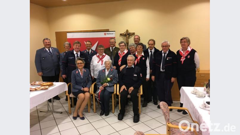 Nicht nur die Malteser, sondern auch die Stadt Schwandorf bedankten sich bei Margarete Stich (sitzend Mitte) für fast 40 Jahre ehrenamtliches Engagement. Bild: exb