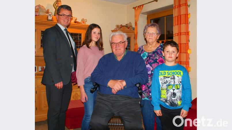 Auch Bürgermeister Martn Birner gratulierte dem Jubelpaar Dorrer. Bild: agr