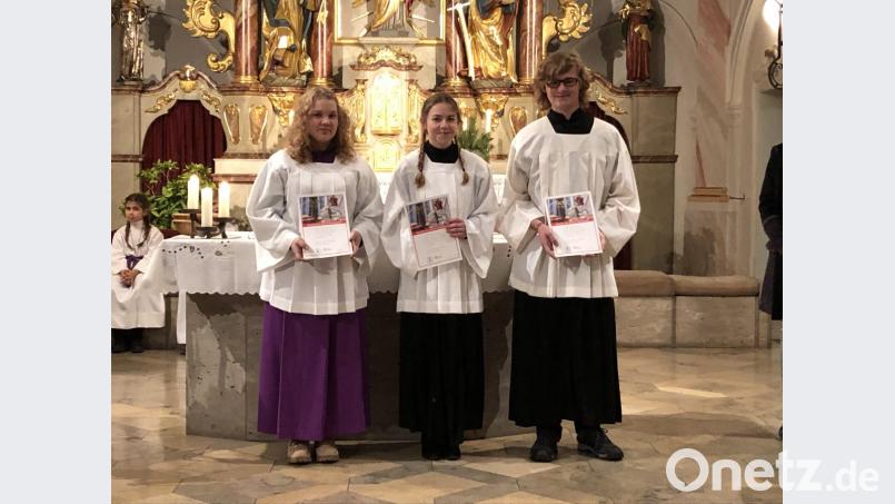 Stefanie Merkl, Marie Bertelshofer und Johannes Faltenbacher (von links) beenden ihren Altardienst. Bild: exb